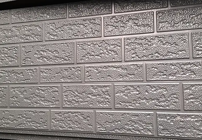 Comment le panneau en métal gaufré peut-il améliorer les surfaces architecturales modernes ?