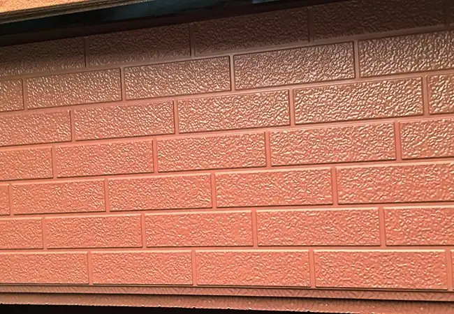 Planche suspendue sculptée pour mur extérieur